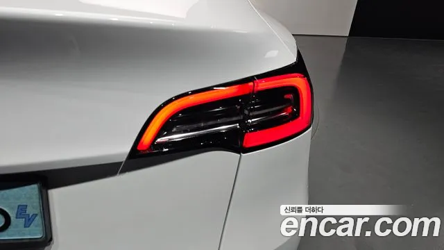 Tesla Model Y — Фото автомобиля 23