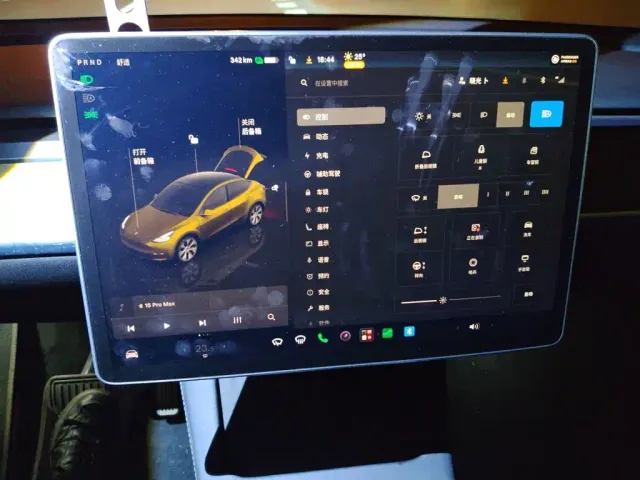 Tesla Model Y — Фото автомобиля 13
