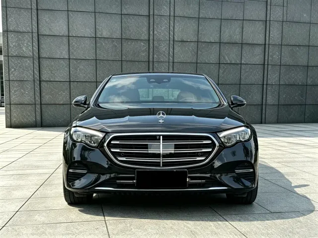 Mercedes-Benz E-Class — Фото автомобиля 3