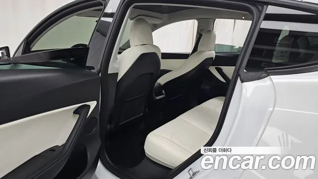Tesla Model Y — Фото автомобиля 12