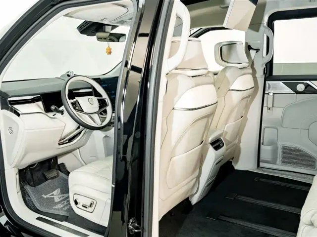 Volvo EM90 — Фото автомобиля 18