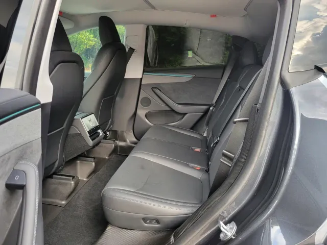 Tesla Model Y — Фото автомобиля 9