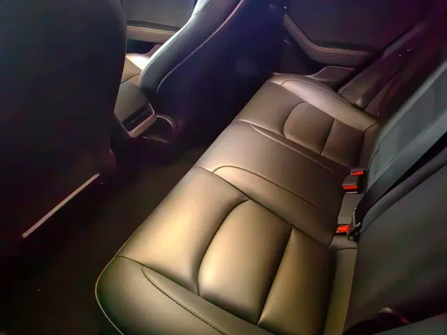 Tesla Model 3 — Фото автомобиля 5