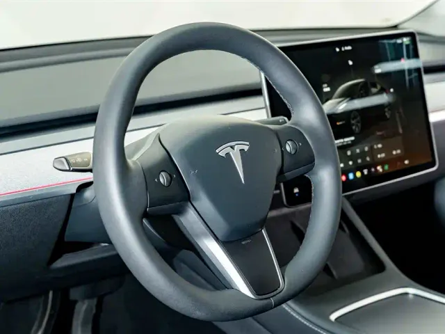 Tesla Model Y — Фото автомобиля 11
