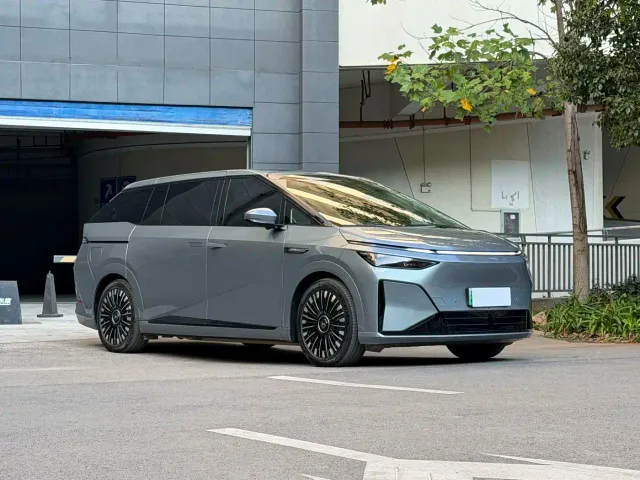Xpeng X9 — Фото автомобиля 3