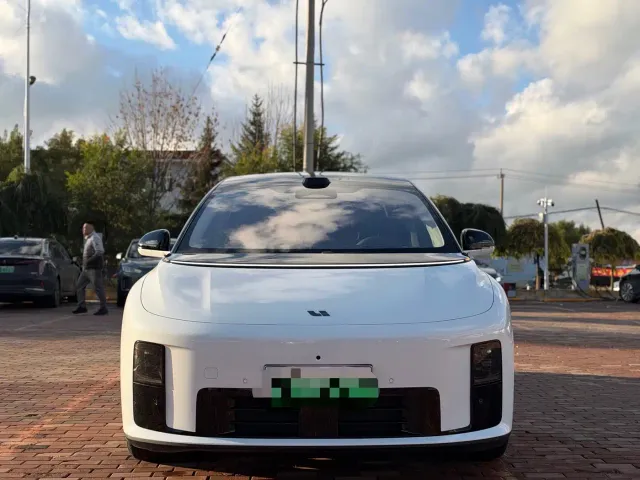 Li Auto i8 — Фото автомобиля 2