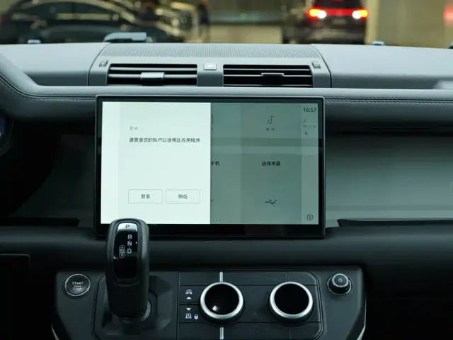 Land Rover Defender — Фото автомобиля 18