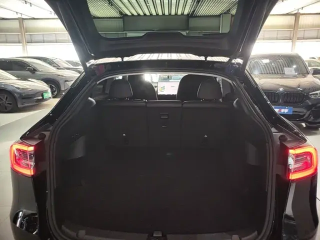Tesla Model Y — Фото автомобиля 18