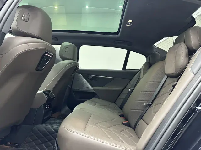 BMW 5 Series — Фото автомобиля 11