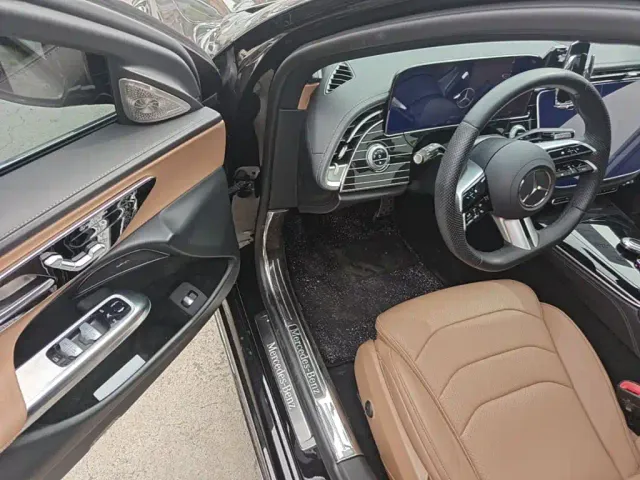 Mercedes-Benz E-Class — Фото автомобиля 15