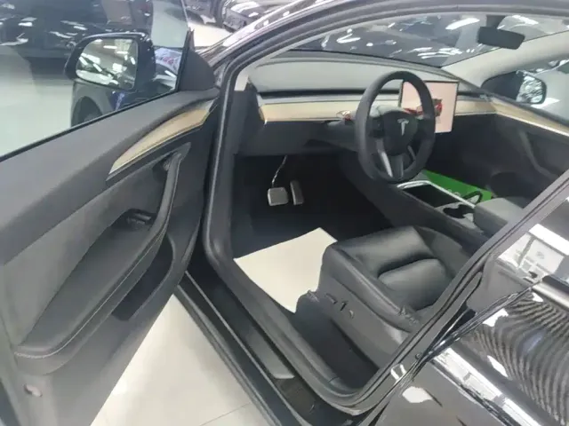 Tesla Model Y — Фото автомобиля 15