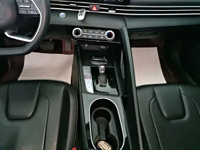 Hyundai Elantra — Фото автомобиля 13