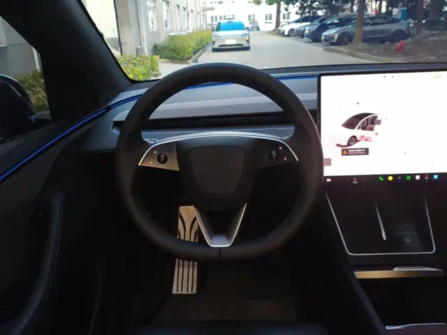 Tesla Model Y L — Фото автомобиля 10