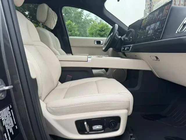 Li Auto L9 — Фото автомобиля 17