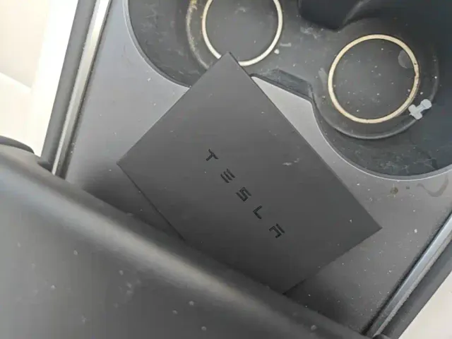 Tesla Model Y 2024 Rear-Wheel Drive Version — Фото автомобиля 8