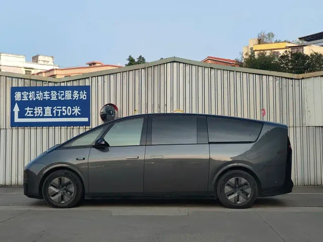 Li Auto MEGA — Фото автомобиля 3