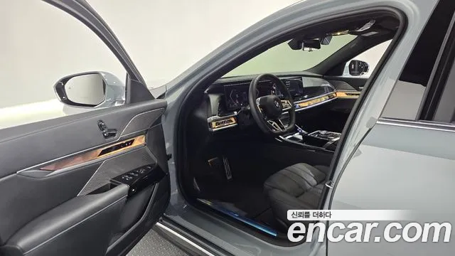 BMW 7-Series 7 серия (G70) 740i xDrive M Sport — Фото автомобиля 9