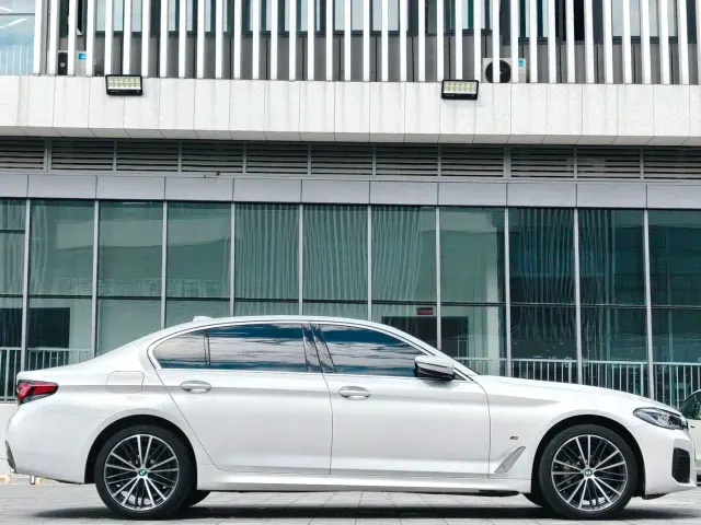 BMW 5 Series — Фото автомобиля 3