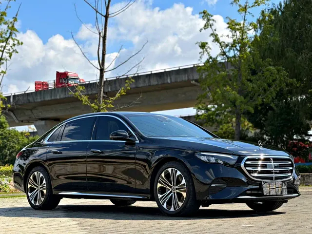 Mercedes-Benz E-Class — Фото автомобиля 3