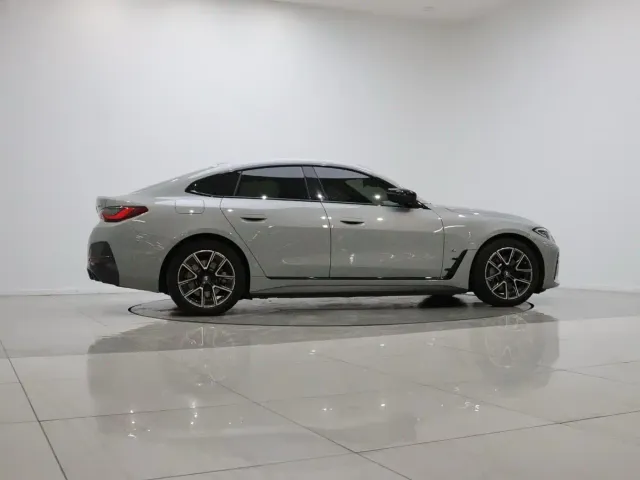 BMW i4 — Фото автомобиля 8