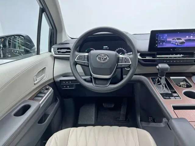 Toyota Sienna — Фото автомобиля 18