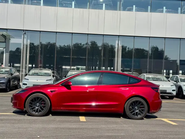 Tesla Model 3 — Фото автомобиля 4