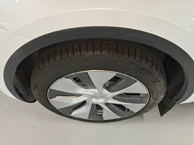 Tesla Model Y — Фото автомобиля 22