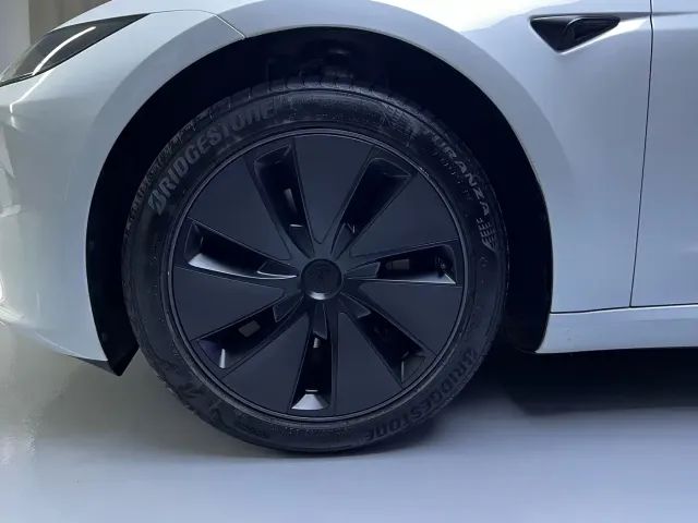 Tesla Model 3 — Фото автомобиля 8