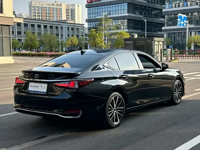 Lexus ES — Фото автомобиля 8