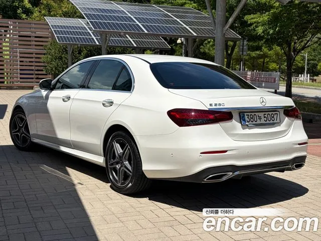 Mercedes-Benz E-Class — Фото автомобиля 4