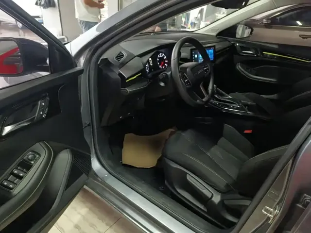 Roewe i5 — Фото автомобиля 15