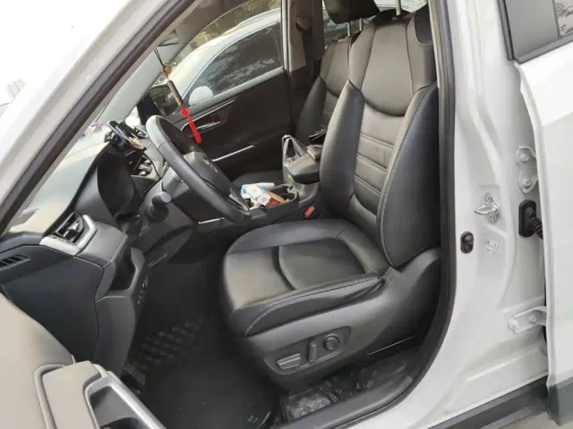 Toyota RAV4 — Фото автомобиля 11