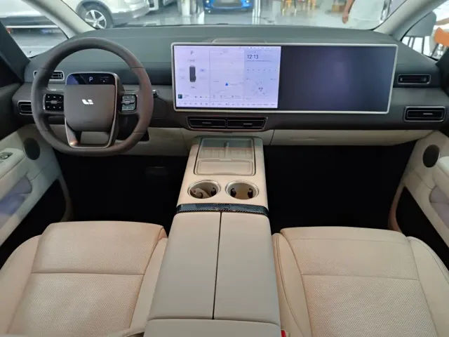 Li Auto MEGA — Фото автомобиля 18