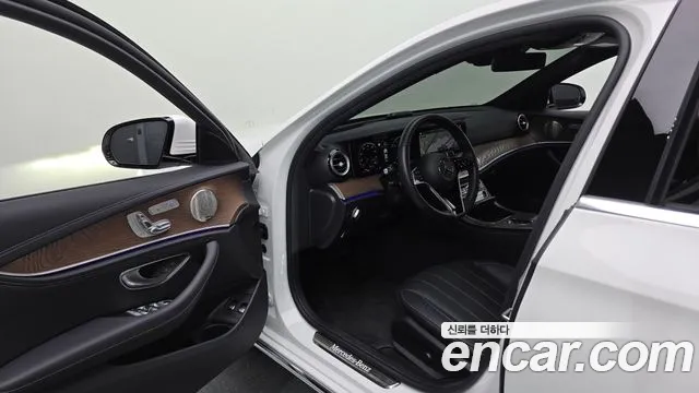 Mercedes-Benz E-Class — Фото автомобиля 9