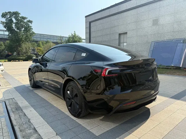 Tesla Model 3 — Фото автомобиля 14
