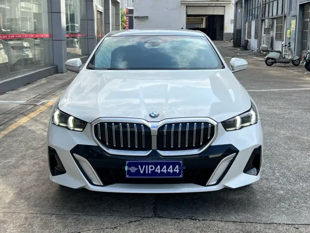 BMW 5 Series — Фото автомобиля 2