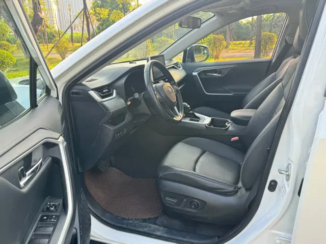 Toyota RAV4 — Фото автомобиля 9