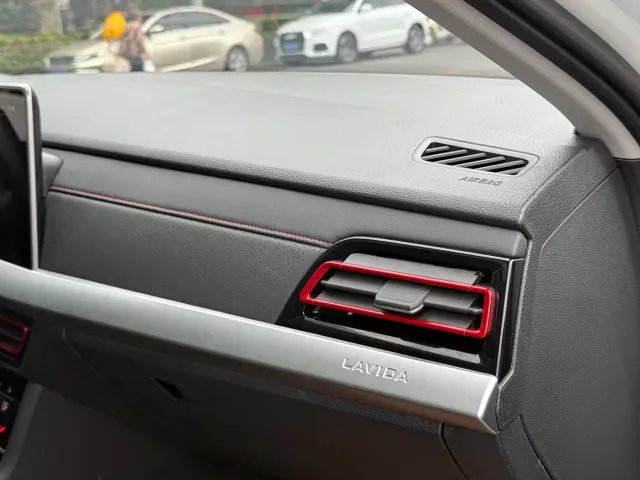 Volkswagen Lavida — Фото автомобиля 10