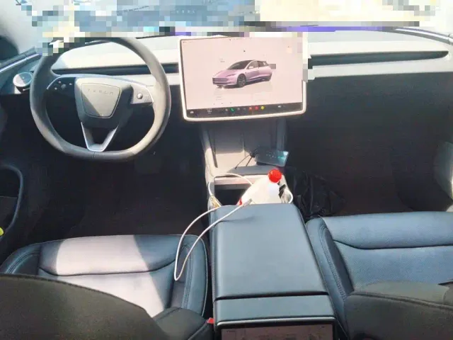 Tesla Model 3 — Фото автомобиля 12