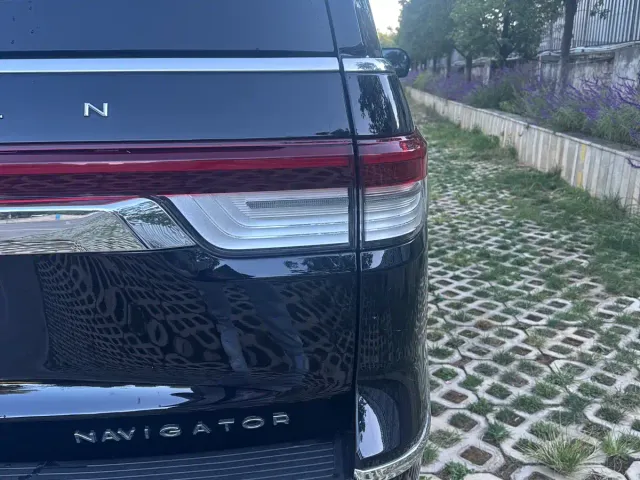 Lincoln Navigator — Фото автомобиля 21