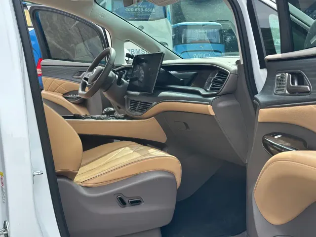 Denza D9 — Фото автомобиля 10