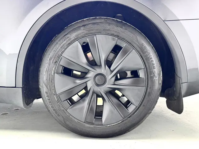 Tesla Model Y — Фото автомобиля 8