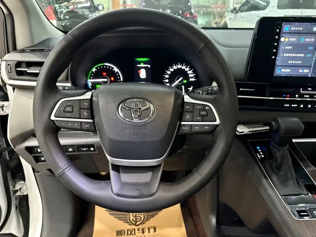Toyota Sienna — Фото автомобиля 9