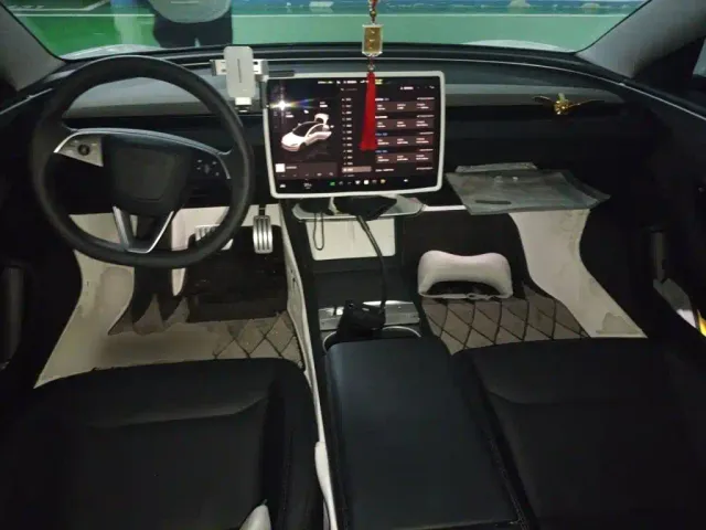 Tesla Model 3 — Фото автомобиля 5
