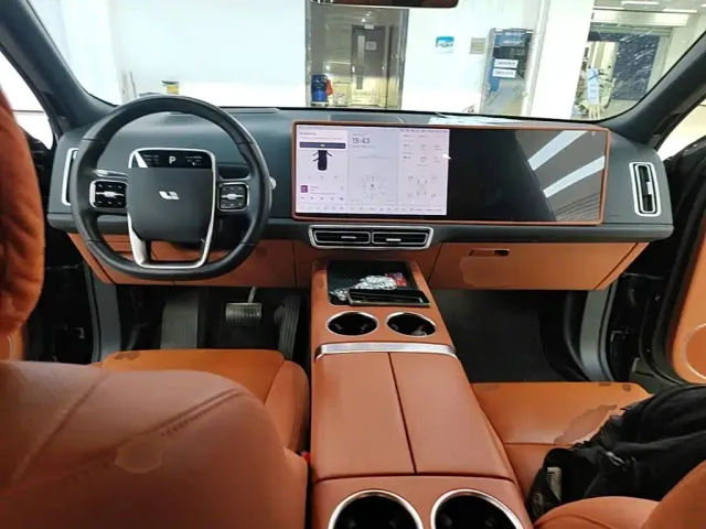 Li Auto L8 — Фото автомобиля 9