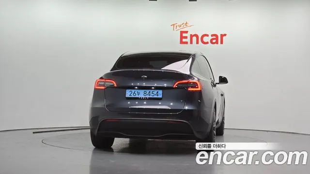 Tesla Model Y — Фото автомобиля 4