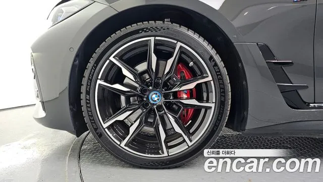 BMW i4 — Фото автомобиля 5