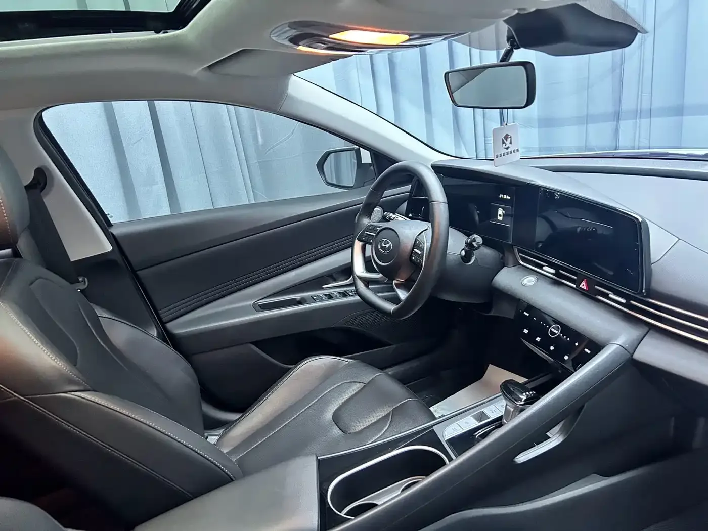 Hyundai Elantra 2022 1.5L CVT LUX Premium Edition — Фото автомобиля 12