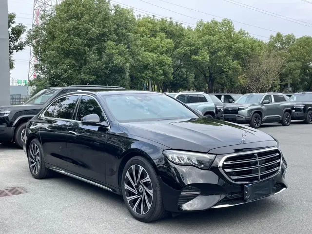 Mercedes-Benz E-Class — Фото автомобиля 3