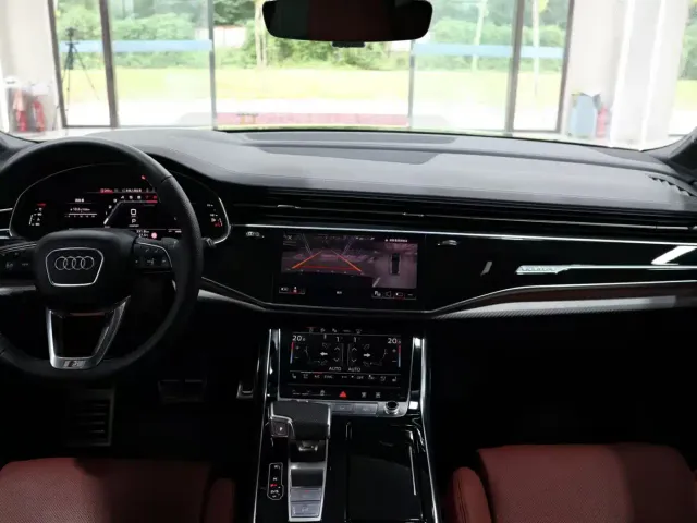 Audi SQ7 — Фото автомобиля 12